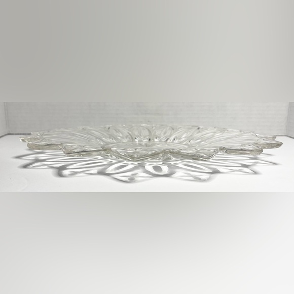 Vintage 1960s Pressed Federal Glass Petal Clear Sandwich Serving Plate Platter - Picture 3 of 3